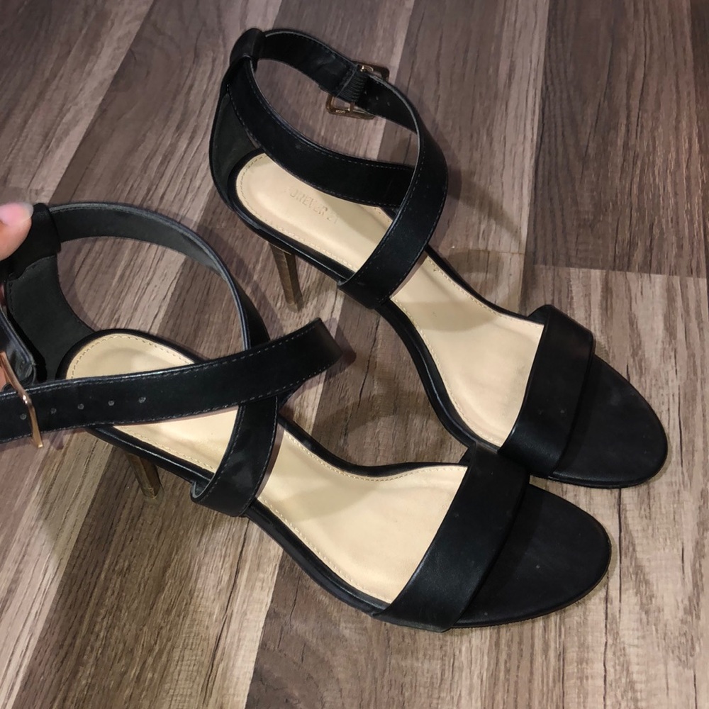 Size 8 heel, strap goes around ankle. Black and brown